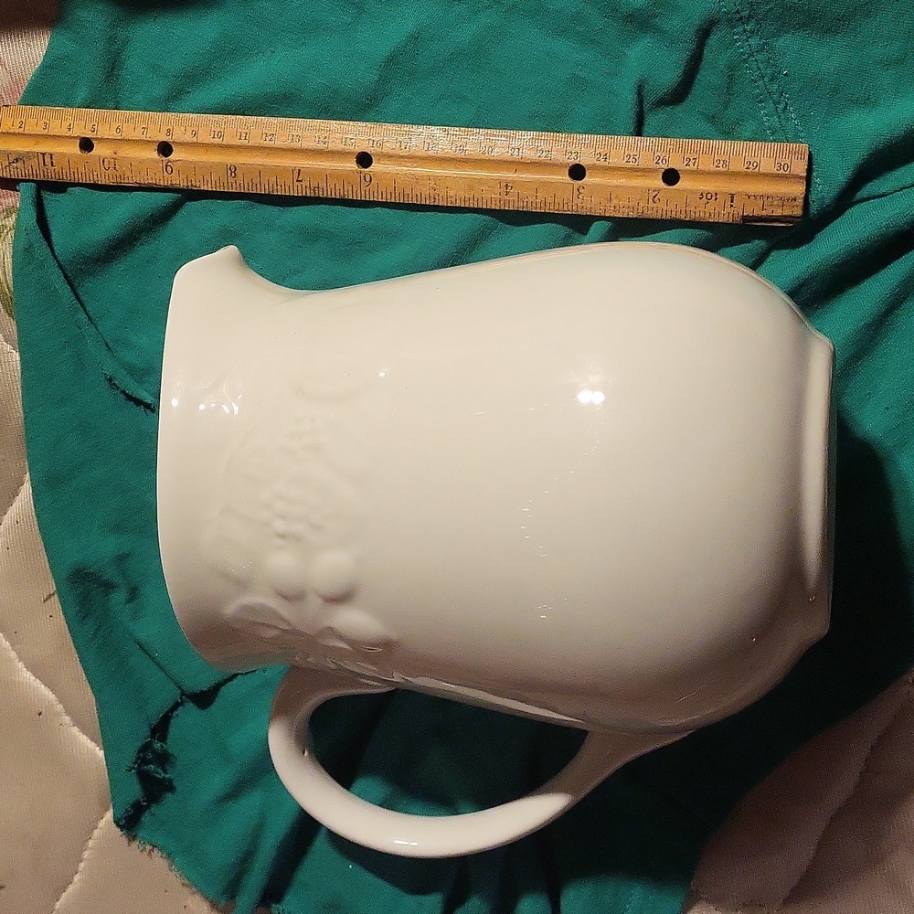 Gibson Designs 64 Oz. China Water Pitcher 7-1/2" New Vintag